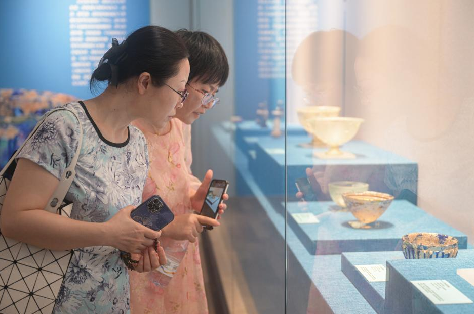 Silk Road glassware exhibition held in Haikou, S. China