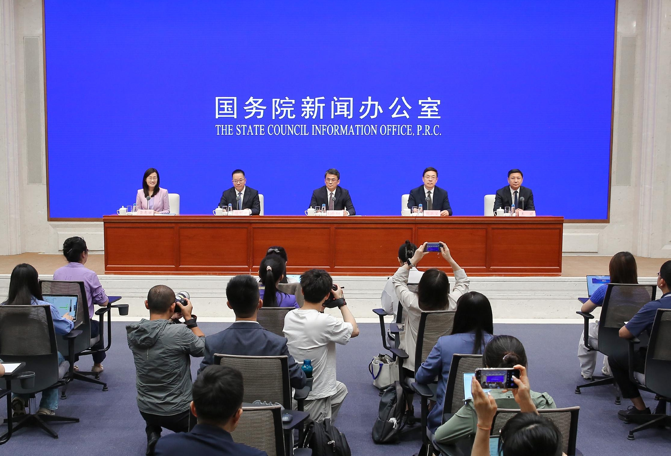 SCIO briefing on collaboration between China's eastern and western regions